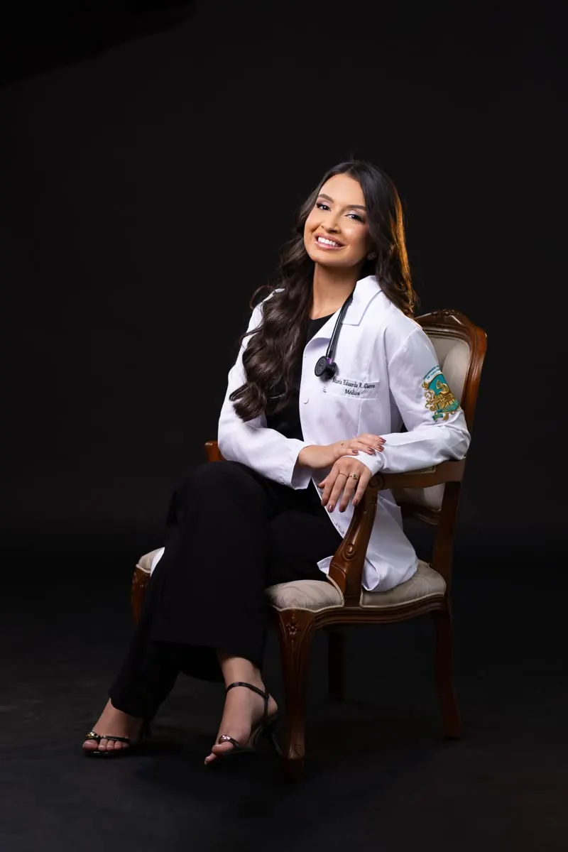 Retrato profissional de médica em estúdio escuro